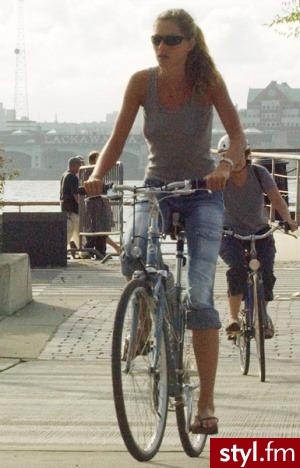 Rowerowa moda gwiazd. Gisele Bündchen
Dżinsowe rybaczki i koszulka na ramiączka. W upalny letni dzień takie ubranie na rower z pewnością wybiera większość z nas. - Moda uliczna Inne Moda