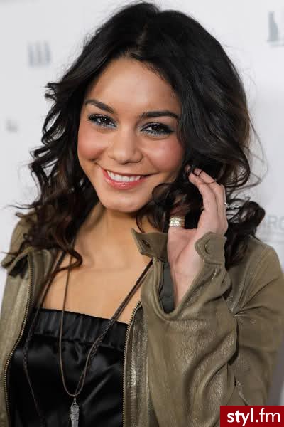 Vanessa Hudgens - Kręcone Na co dzień Długie Fryzury