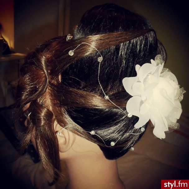 Kolorowe Upięcie Proste Ślubne Średnie Fryzury