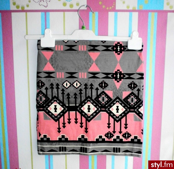http://allegro.pl/poszukiwana-spodniczka-aztecka-aztec-bershka-i3563075491.html - Pozostałe Ciuchy Moda