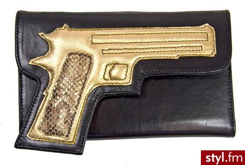 Skórzana kopertówa ze złotym pistoletem zaprojektowana przez Tarine Tarantino. - Pozostałe Torebki Moda