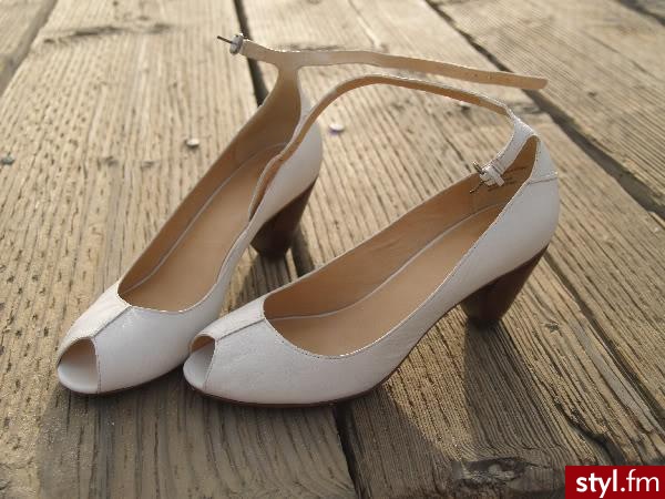 Jeżeli zdjęcie znajduje się już w galerii poproszę o link - Pozostałe Buty Moda