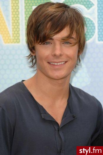 zac efron - Średnie Męskie Fryzury