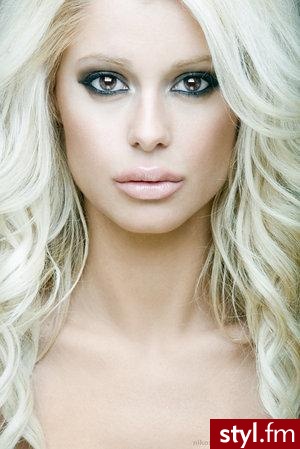 Dla interesowanych jest to modelka \\\'Katerina Panou\\\' bądz  \\\'Katerina Glarou\\\' najlepsze jest to że wpisując chociażby w google to nic się nie zgadza ani z jedną ani druga. - Makijaże
