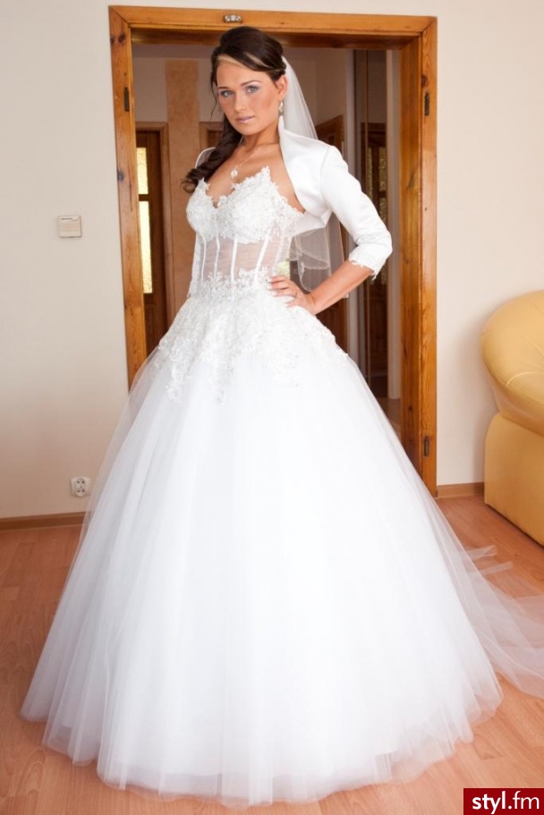 moja suknia a\'la princess. moja suknia slubna:)z tylu wiazana na plecach, z dopinanym z trenem.. uzupelniona kaminami svarowskiego :)nie na sprzedaz:)szyta na zamowienie:) - Suknie ślubne Ślub Moda
