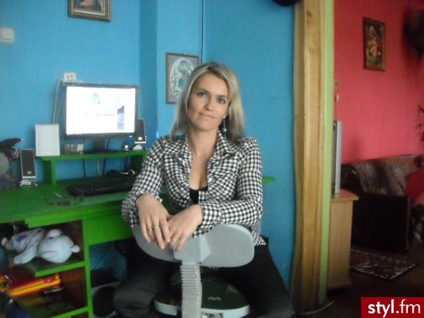 Proszę o radę-jaki kolor i fryzura pasowałaby do mnie?. W tej chwili mam rude włosy,poprzedni był blond,a wcześniej przez kilka lat miałam czarne lub ciemny brąz.Dziękuję Wam wszystkim z góry za pomoc. - Misz-masz