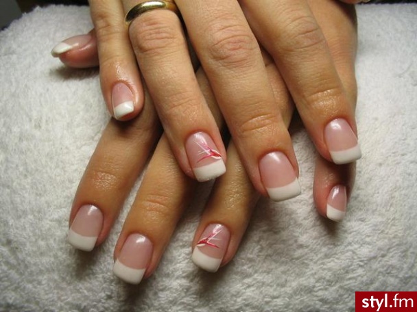 Autor: Minia French z bardzo delikatnym zdobieniem.. Autor: <b>Minia</b><br /> - Paznokcie