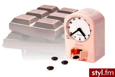 Coś dla ludzi uzależnionych od czekolady - "czekoladowy" budzik ;) Co godzinę będzie on wydawał po jednej czekoladce; masz tylko 30 sekund na złapanie jej. Jeśli nie zdążysz, musisz czekać kolejną godzinę. ;) Cena tego niezwykłego gadżetu: £18.9 - Gadżety Inne Moda