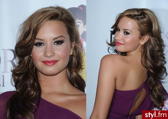 Demi Lovato - Brązowe Rozpuszczone Kręcone Na co dzień Średnie Fryzury