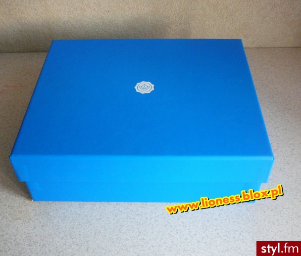 Niebieskie pudełko GlossyBox, więcej informacji o nim jak i o jego zawartości znajdziecie w FILMIKU: http://www.youtube.com/watch?v=CfbqKjjGU_U jak i w NOTCE NA BLOGU: http://lioness.blox.pl/2013/11/Niebieskie-Pudelko-GLOSSYBOX.html - Kosmetyki