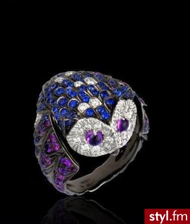 pierścień od Boucheron Chouette w cenie 11.100 Euro, wykonany z białego złota, szafirów, ametystów i diamentów - Pozostałe Dodatki Moda