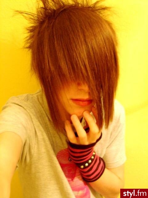 Emo w Grecji... Bo subkultura Emo jest potezna     Add by Martin - EMO Alternatywne Średnie Fryzury