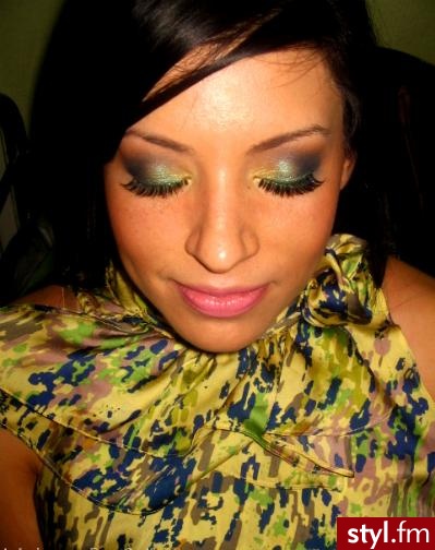 makijaż. Eyes - MAC Gorgeous Gold (inner eye), Parrot (mid-lid), Plumage and Blue Green Pigment (outer v), Tete-a-Tine (crease), Mylar (highlight), Lime Glitter Liner and Blacktrack Fluidline. - Makijaże