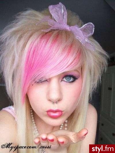 Rózowo ^^ :*
I słodko :) - EMO Alternatywne Średnie Fryzury