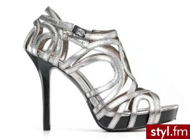 Sandały Calvin Klein. Sandały Calvin Klein. Wysokość obcasa: 11 cm

Cena: $119, około 360 zł

Kupisz w sklepie internetowym Bloomingdale’s - Pozostałe Buty Moda