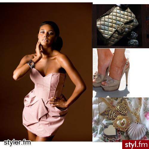 elegancja. sukienka w kolorze pudrowego różu, torebka pikowana na łańcuszku, buty na platformie, wisiory. - Styler