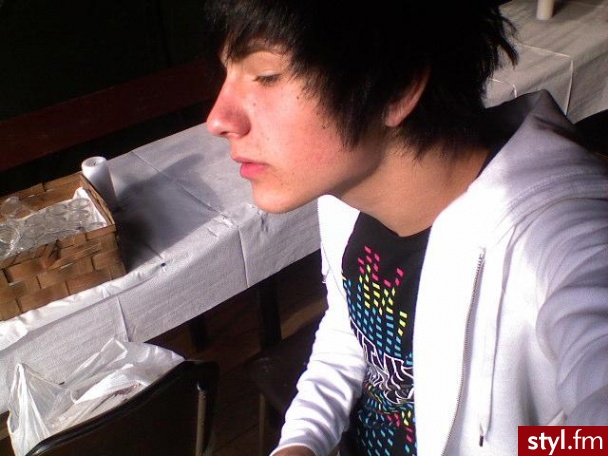 W czarnych włosach ;** - EMO Alternatywne Średnie Fryzury