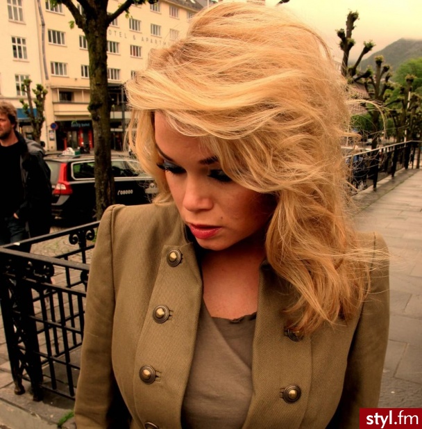 Blond Rozpuszczone Kręcone Na co dzień Średnie Fryzury