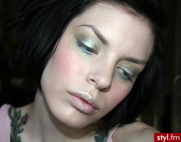 Face:      Too Faced Absolutely Flawless Concealer - Vanilla     Dior Diorskin Sculpt Foundation - 10     Manic Panic Dreamtone Flawless Foundation - White (mixed in to get the right shade)     MAD Minerals - Translucent Veil Mineral Finishing Powder - Wieczorowe Makijaże