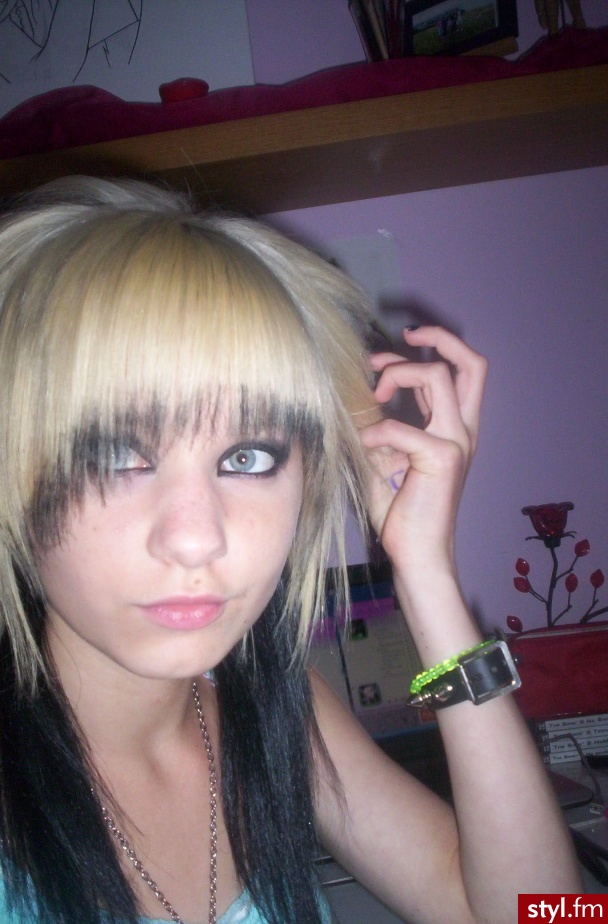Scene Hairstyle. Blond i czarne - EMO Alternatywne Średnie Fryzury