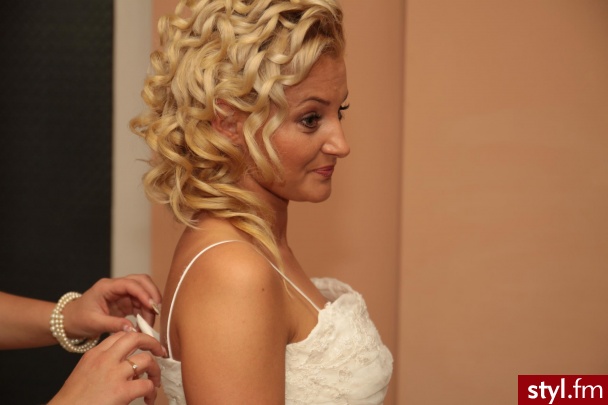 wymarzona fryzura ślubna:) - Blond Upięcie Kręcone Ślubne Średnie Fryzury