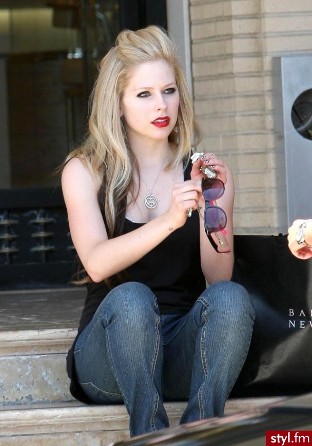 Upięcie raczej znane, lecz mimo to postanowiłam wam je przypomnieć ;) Avril Lavigne. - Długie Fryzury