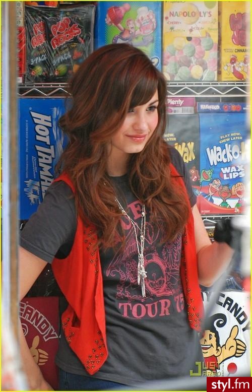 demi lovato...jeżeli to zdjęcie jest już w galerii PODAJ LINK a napewno usunę!!! - Kręcone Na co dzień Średnie Fryzury