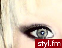 najpierw obrysowalam oko czrna kredka od srodka jest bialy cien na zewnatrz czeny i mocno wytuszowane rzesy - Makijaże