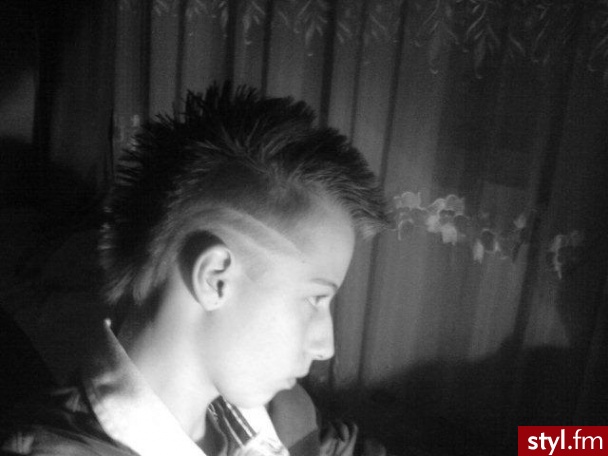 hmm normalny irokez i 2 paski wycięte po bokach - Punk Rock Alternatywne Średnie Fryzury