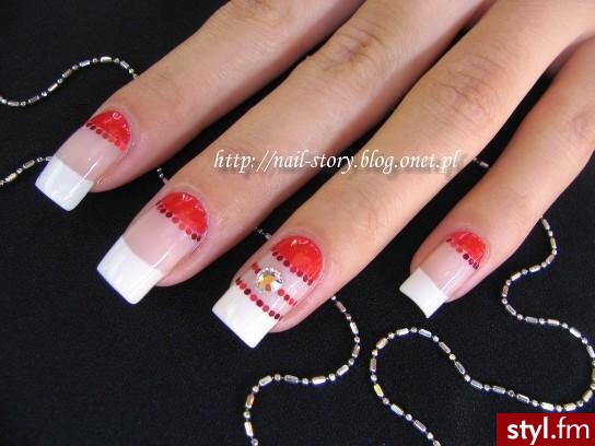 Red Hot Chili Nails. Zdobienie wykonane na naturalnych paznokciach za pomocą kolorowych lakierów oraz hologramów super mini i cyrkoni. - Paznokcie