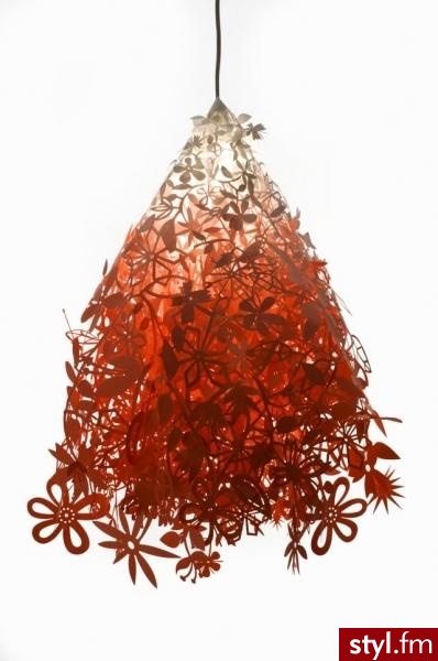 Chyba jedna z najbardziej niezwykłych lamp, jakie widziałam w życiu - przypominająca dziecięcą wycinankę z papieru. Wykonana z trudnozapalnego, wytrzymałego tworzywa. Cena:  426 zł - Misz-masz