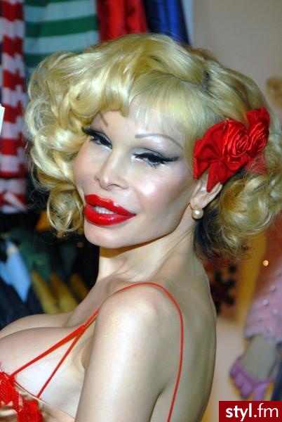Amanda Lepore nazywa siebie \"transwestytą nr 1 na świecie\". Urodziła się jako chłopiec, pierwszej operacji poddała w wieku 15 lat. Ma za sobą trzykrotne powiększanie biustu, dwukrotną operacją zmiany kształtu oczu, lifting czoła, doczepiane wł - Misz-masz