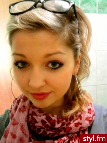 blond. zniszczą mi siębardzo włosy po samodzielnej koloryzacji na jaśniejszy blond ? - Kręcone Na co dzień Średnie Fryzury