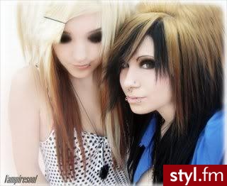 Crazyemotion. ta z prawej to crazyemotion a ta z lewej to jej kumpela :)) - EMO Alternatywne Średnie Fryzury