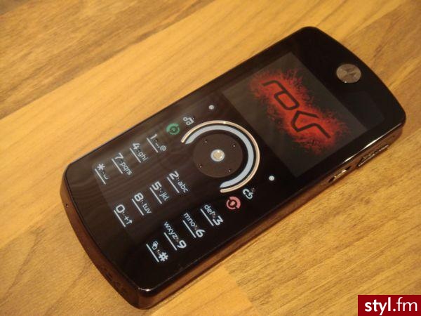 Motorola E8 Rokr. Motorola E8 stan bdb. uzytkowany przez niecały rok przez kobietę ;) idealny dla fanów muzyki. oryginalny kształ. wejście na normalne słuchawki jack 3,5 mm. dobry na prezent. - Misz-masz