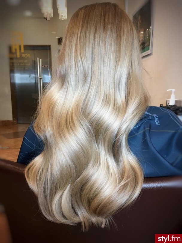 fryzjer warszawa sombre z Olaplex salon for hair - Blond Rozpuszczone Kręcone Na co dzień Długie Fryzury