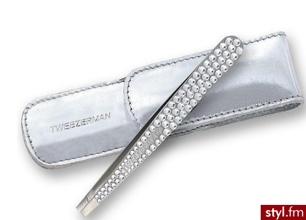 Elegancka pęseta Tweezerman zdobiona kryształkami Swarovskiego.

Pochodzi z limitowanej edycji i wykonana jest ze stali nierdzewnej. Dzięki temu długo utrzymuje swoją jakość, jest odporna na działanie
wilgoci i nie ma negatywnego działania na skórę. - Misz-masz