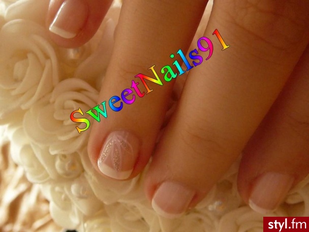 nails. Francuski manicure... + \"kwiatki\" i brokat ; ) - Paznokcie