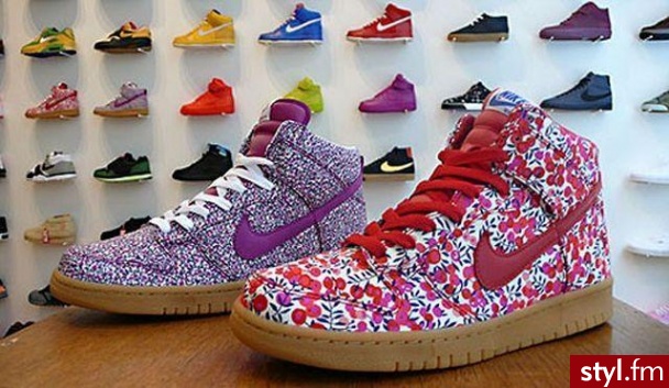 Nike Dunk High “Tier 0″ /a tak na marginesie, czemu u nas w Polsce nie ma takiego skelpu jak ten w tle..? - Pozostałe Buty Moda