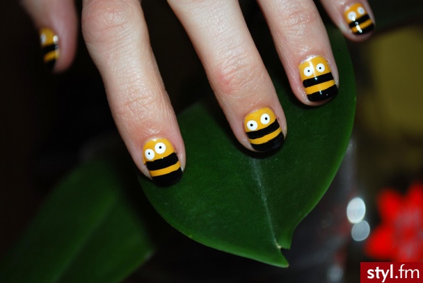 a bee - Paznokcie