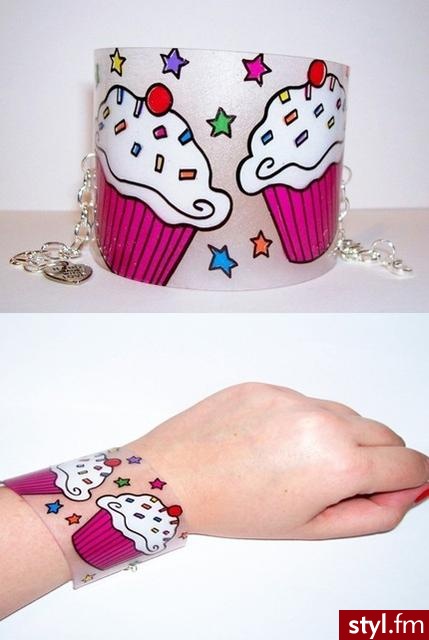 Niesamowita, plastikowa bransoletka. ;) Można na nią polować na jednej z aukcji na eBayu. ;) shop.ebay.com/merchant/artallnight_W0QQ_nkwZQQ_armrsZ1QQ_fromZQQ_mdoZ - Pozostałe Dodatki Moda
