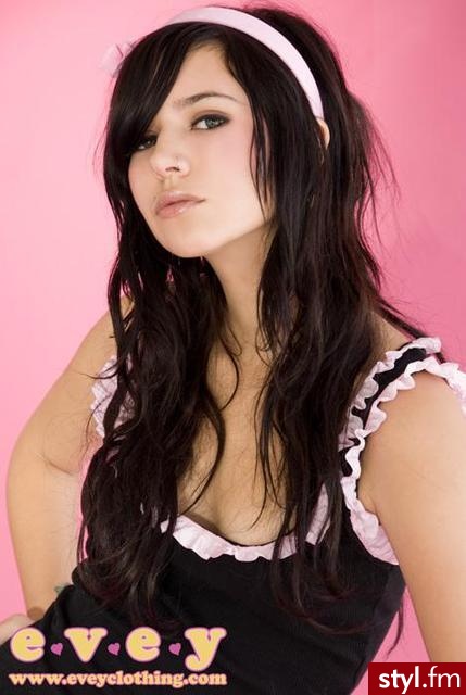 takie trochę emo ;)
Hannah Beth. - EMO Alternatywne Średnie Fryzury
