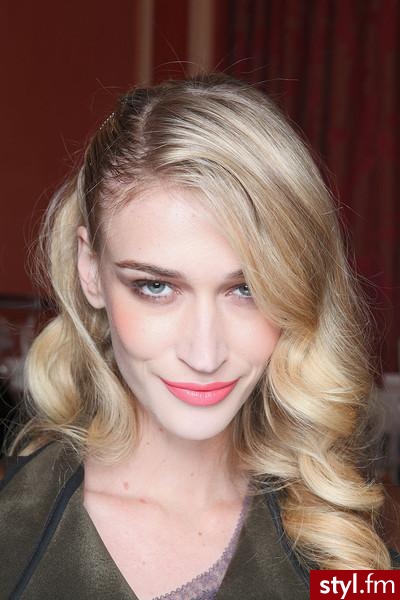 Blond Rozpuszczone Kręcone Na co dzień Długie Fryzury
