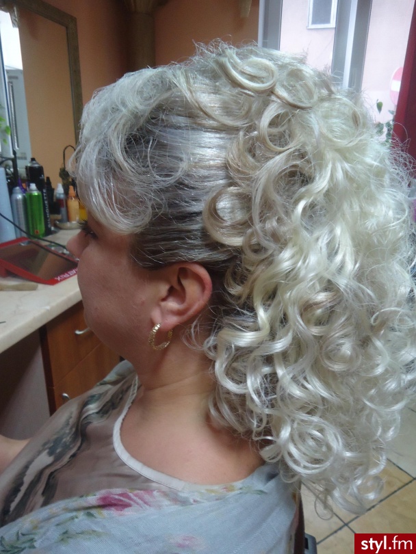 Blond Kok Kręcone Wieczorowe Średnie Fryzury