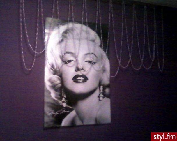 Plakat. Plakat z wizerunkiem M.Monroe.
Troszkę niewyraźny ponieważ zdjęcie robione telefonem ;) - Mój pokój Wnętrza