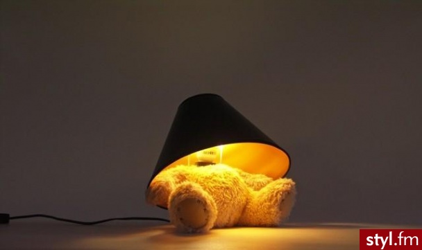 Czy to niedźwiedź? Czy to lampa? To miś z lampą zamiast głowy!
Ta niesamowita lampka nocna zdecydowanie zwróci uwagę Twoich gości. Idealna zarówno do pokoju dziecięcego jak i do sypialni dorosłych. Cena: 350 zł - Mój pokój Wnętrza
