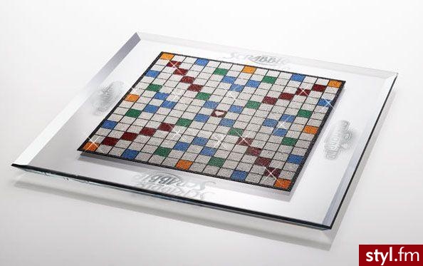 Dla uczczenia 60. rocznicy popularnej na całym świecie gry Scrabble firma Hasbro zleciła wyprodukowanie wyjątkowego egzemplarza z wykorzystaniem ponad 30 000 kryształków Swarovskiego. / zauważyłam, że ktoś z nudów polubił dawać mi same oceny jeden. jeśli - Gadżety Inne Moda