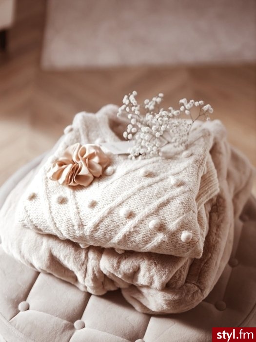 Gruby sweter idealny do codziennych stylizacji. Z przodu oraz na rękawach posiada zdobienie w postaci dużych pomponów, które nadają mu niepowtarzalnego uroku. Rękawy wykończone są długim ściągaczem. Sweter świetnie uzupełnią slimowane spodnie. - Swetry Ciuchy Moda