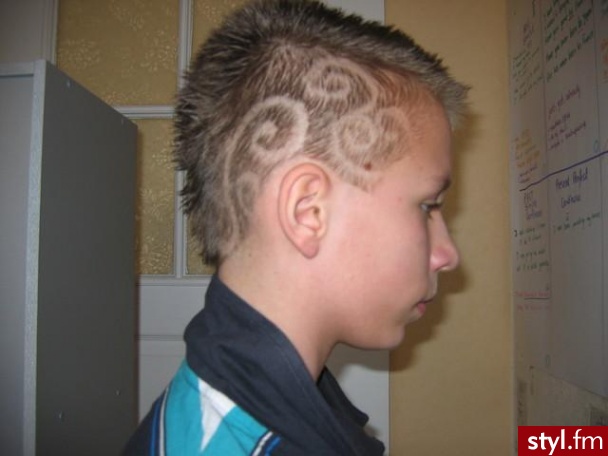 Hehe nowy fryz xD Mi Sie zaczepiście podoba nie wiem jak wam :PP Zostawiajcie komentarze i dobre ocenki :) - Punk Rock Alternatywne Średnie Fryzury