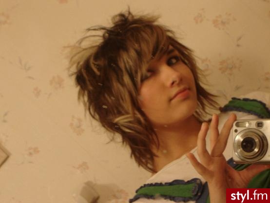 http://smg.photobucket.com/albums/v480/hairfiles/BLONDE%20and%20BROWN/SHORTER%20than%20shoulder/?action=view&current=DSC02836_edited-1.jpg - Średnie Fryzury
